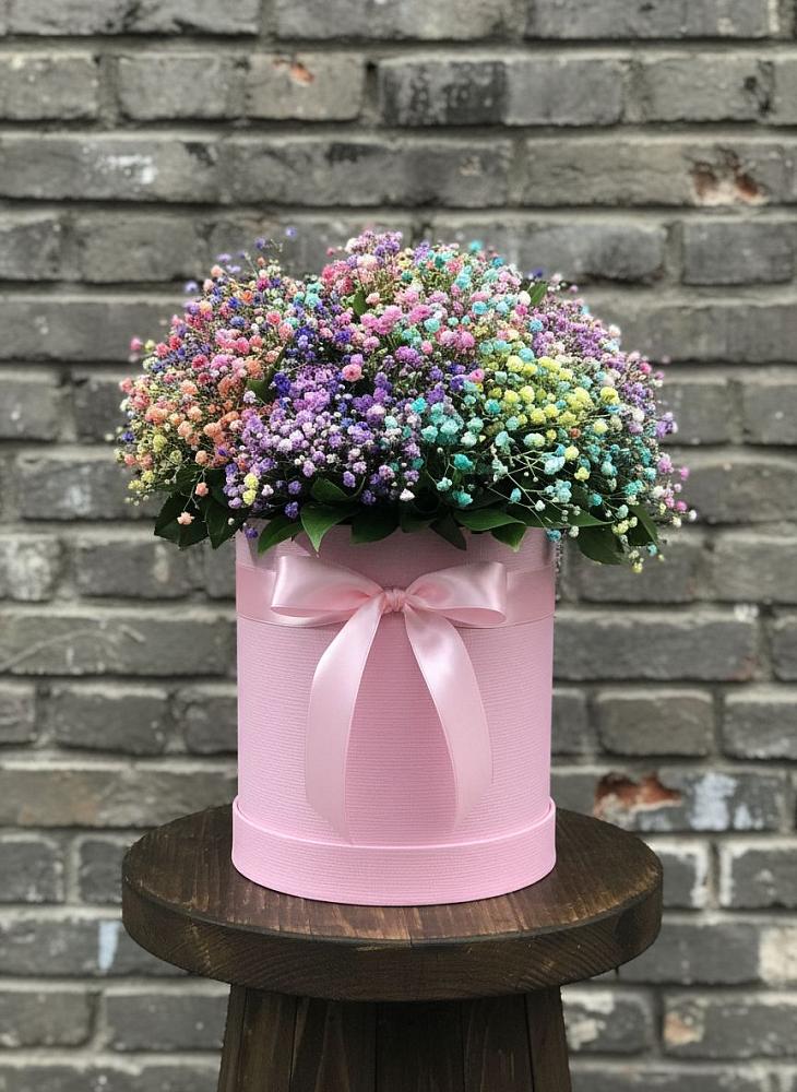 Цветочная композиция из Гипсофила и Розы в шляпной коробке в посёлок центральной усадьбы совхоза Синичино