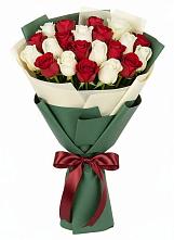 Букет Микс из красных и белых роз в посёлок центральной усадьбы совхоза Синичино