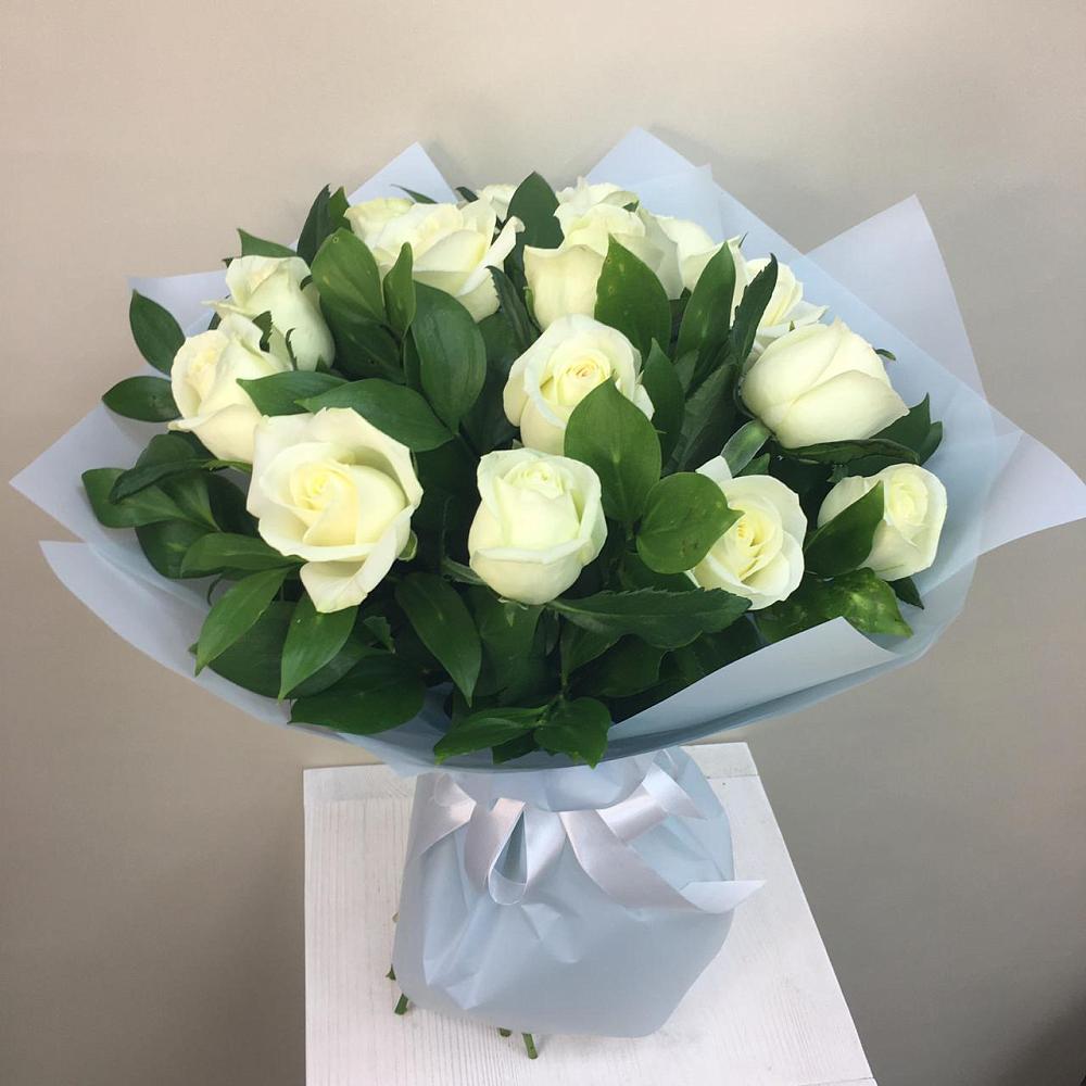 Букет 15 Белых роз Проуд в посёлок центральной усадьбы совхоза Синичино