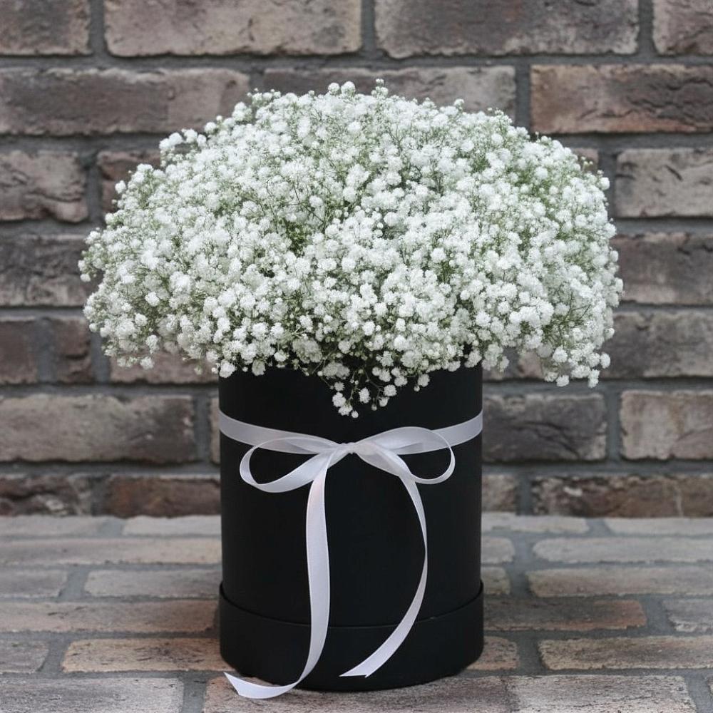 Цветочная композиция из Гипсофила в шляпной коробке в посёлок центральной усадьбы совхоза Синичино