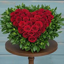 Цветочная композиция из Розы в виде сердца в посёлок центральной усадьбы совхоза Синичино