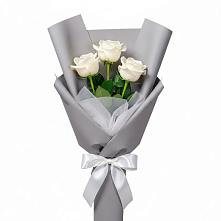 Букет 3 белые розы в посёлок центральной усадьбы совхоза Синичино