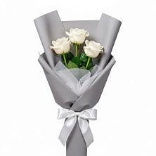 Букет 3 белые розы в посёлок центральной усадьбы совхоза Синичино