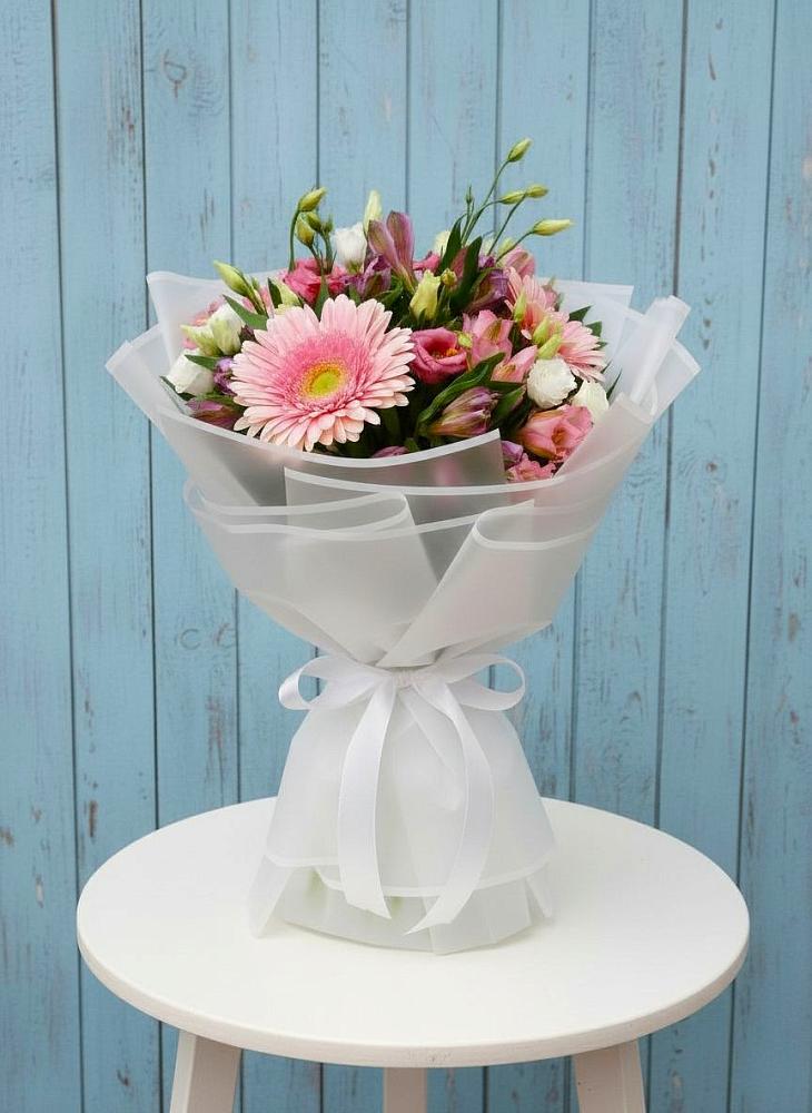 Букет цветов из: Герберы, Альстромерии и Лизиантусы в посёлок центральной усадьбы совхоза Синичино