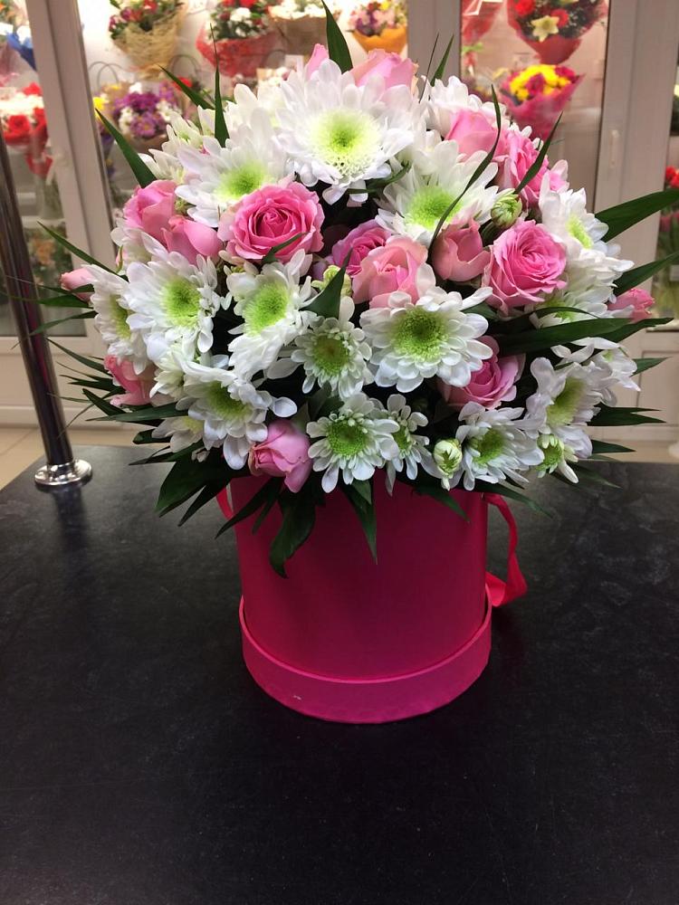 Цветочная композиция из Розы и Хризантемы в шляпной коробке в посёлок центральной усадьбы совхоза Синичино