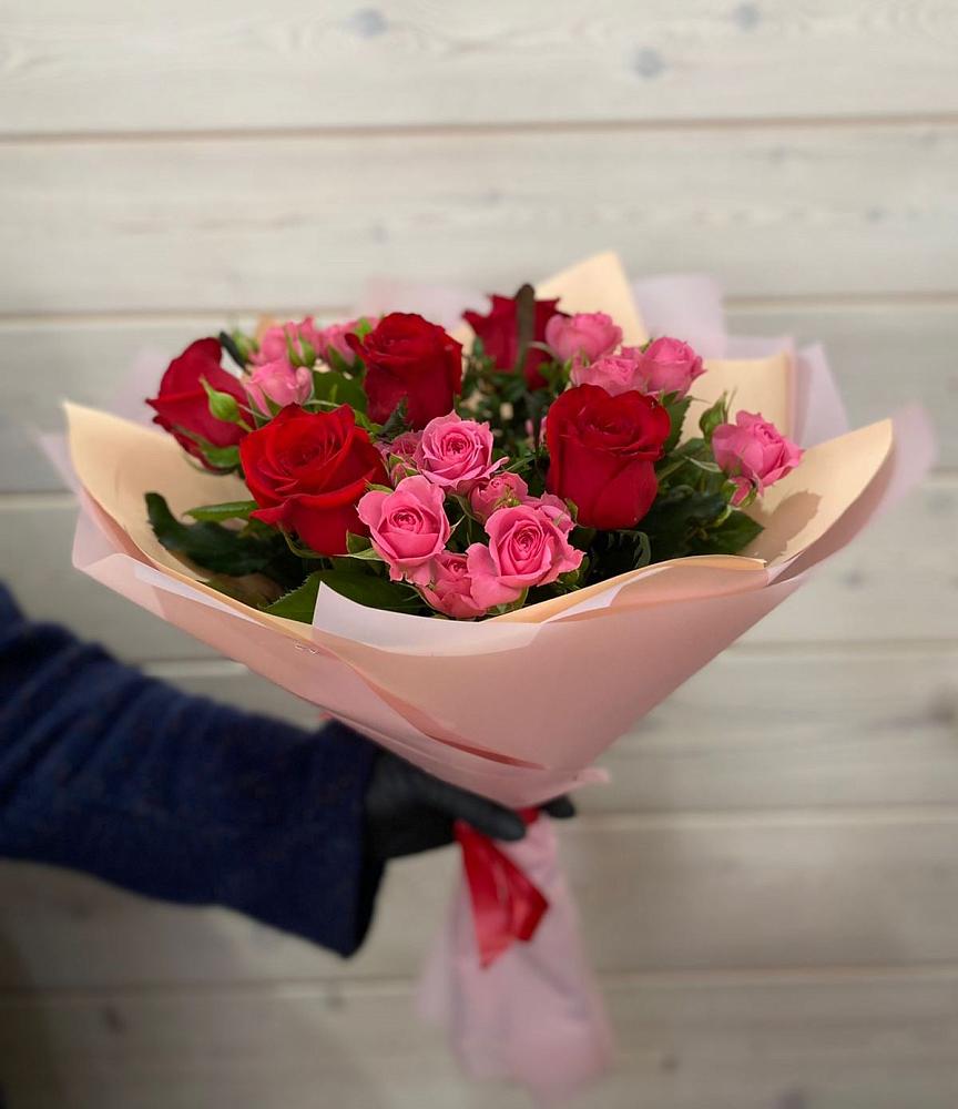 Букет цветов из: Розы в посёлок центральной усадьбы совхоза Синичино