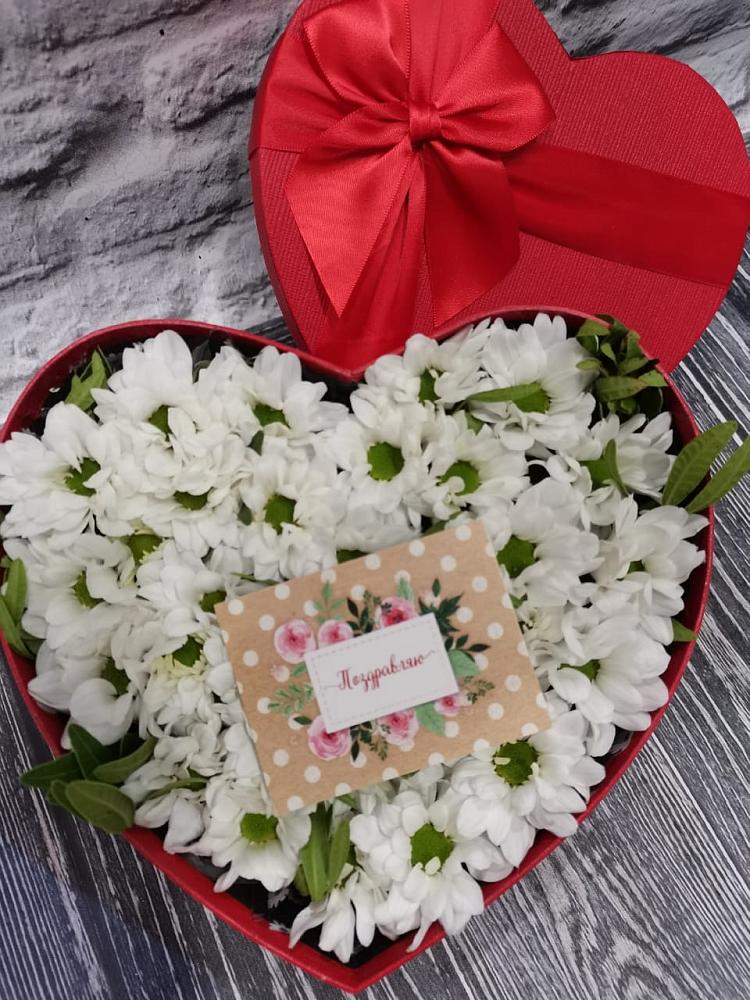 Цветочная композиция из Хризантемы в виде сердца в посёлок центральной усадьбы совхоза Синичино