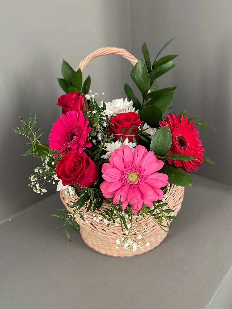 Цветочная композиция из Розы, Хризантемы и Герберы в корзине в посёлок центральной усадьбы совхоза Синичино