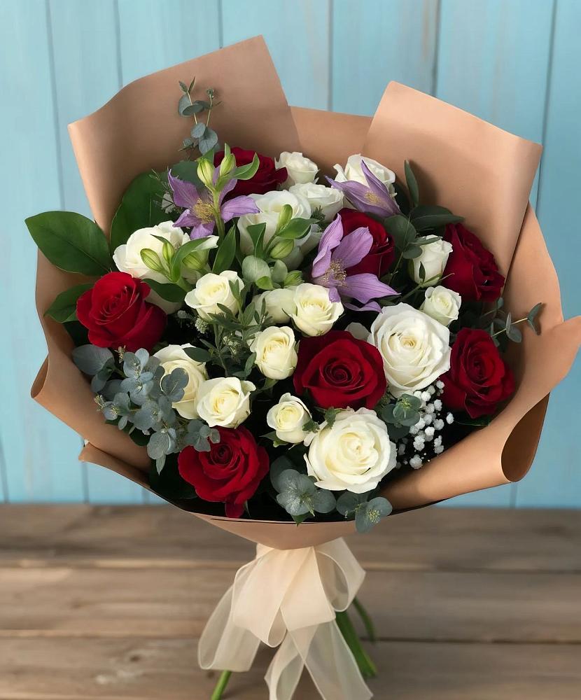 Букет цветов из: Розы и Альстромерии в посёлок центральной усадьбы совхоза Синичино