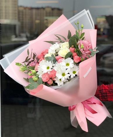 Букет цветов из: Розы, Лизиантусы и Хризантемы в посёлок центральной усадьбы совхоза Синичино