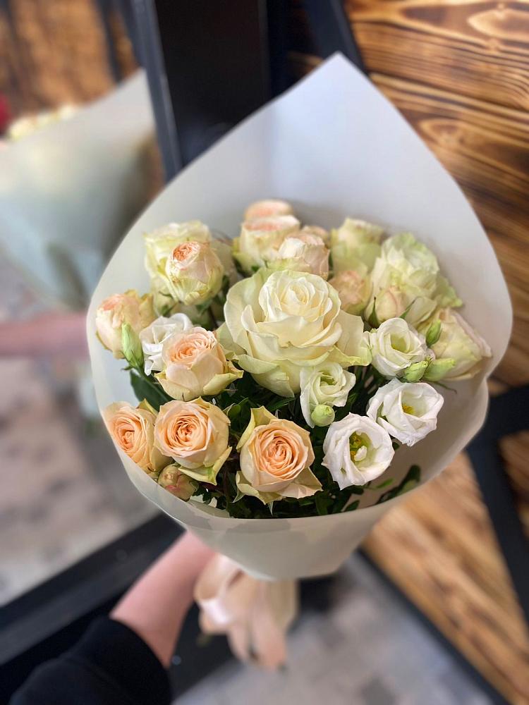 Букет цветов из: Розы и Лизиантусы в посёлок центральной усадьбы совхоза Синичино